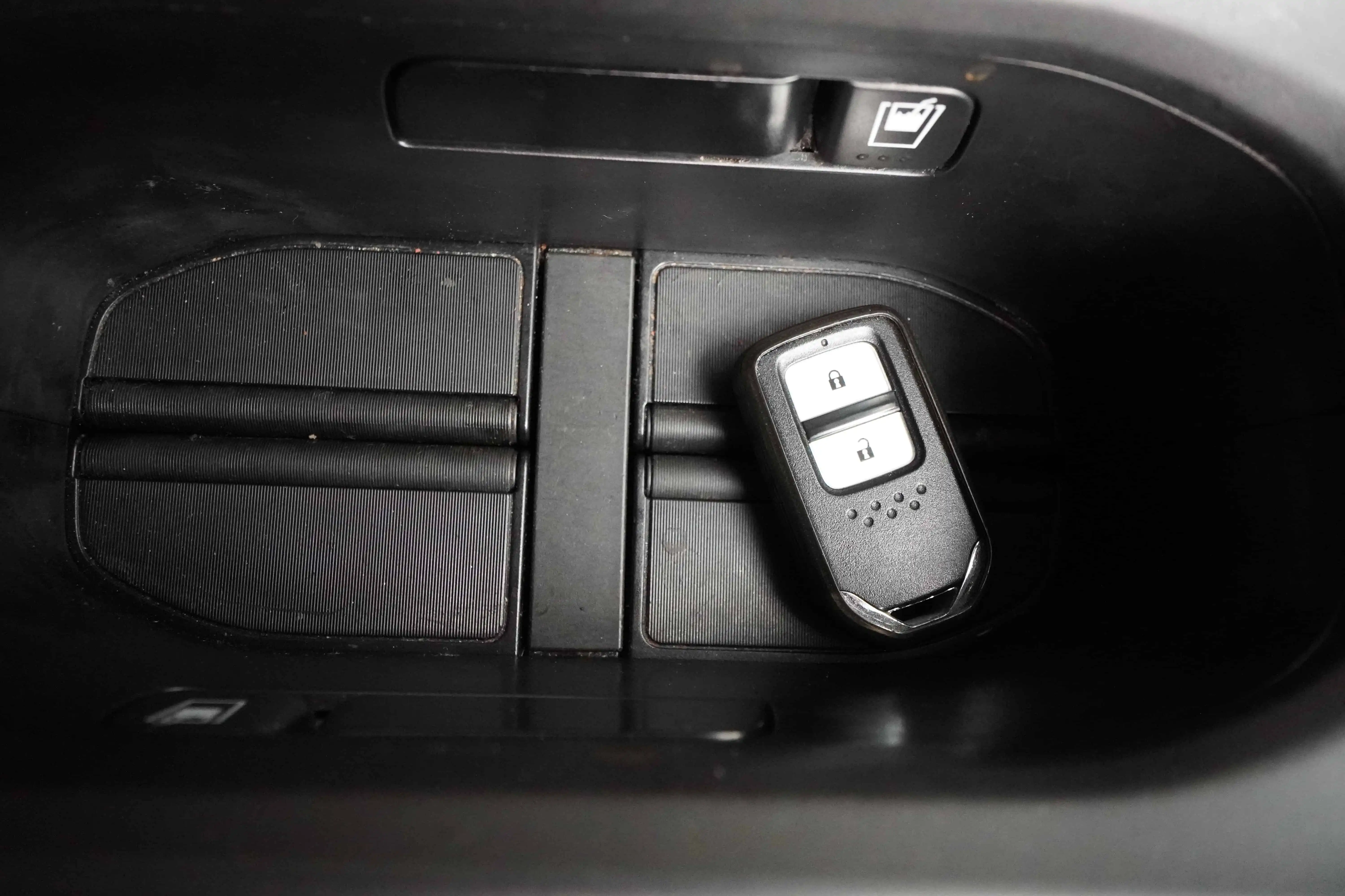 Zambia used car sale 2016 Honda Vezel 29